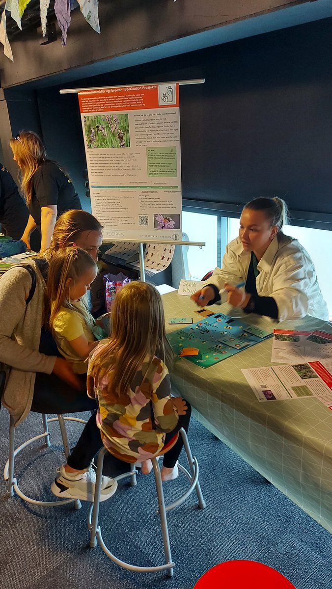 Jeroen_vdSluijs's tweet image. BeeCaution in action at vilvite biodiversity weekend: students from @uib @vitenskapsteori  master sustainable development explain how the precautionary principle @RECIPESproject  can help protect bees 
vilvite.no/opplev/program…