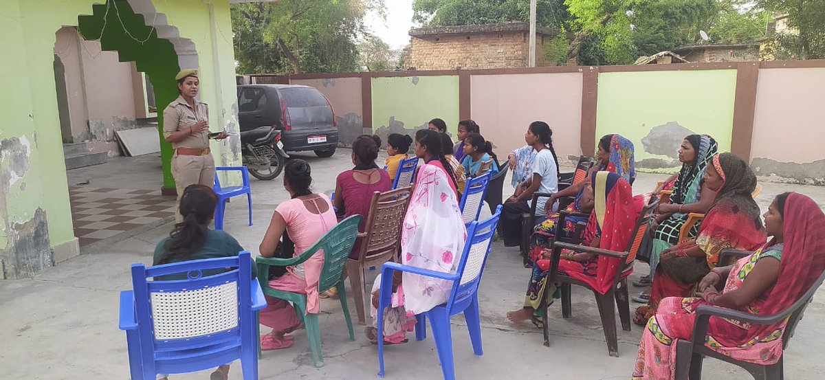 walterganj's tweet photo. #BastiPolice #मिशनशक्ति (नारी सुरक्षा,नारी सम्मान,नारी स्वावलंबन) #MissionShakti के तहत थाना वाल्टरगंज में महिलाओं/बालिकाओं को हेल्पलाइन नम्बरों-1090/181/1098/112/ 1076 के बारे मे जागरूक किया गया। 
@bastipolice 
@digbasti 
@Uppolice https://t.co/Hm6qiCrb6R https://t.co/NqA8wzFNPm