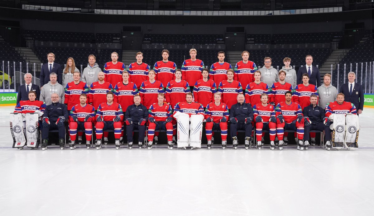 norskishockey's tweet photo. Årets lagbilde 🇳🇴 #Hockeygutta https://t.co/XroPFTN5EM