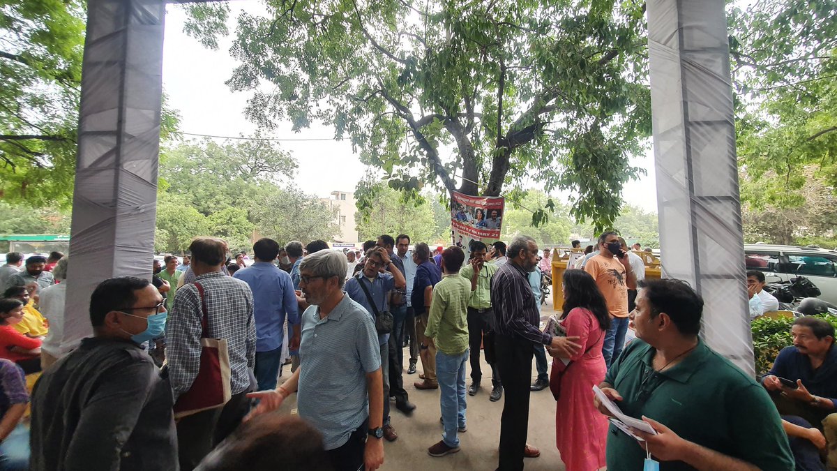 Mohit_journo's tweet photo. दिल्ली में मौसम के अलावा इस बार प्रेस क्लब ऑफ इंडिया के इलेक्शन में भी गर्मी बढ़ी हुई है ! #pcielection #votingday #PCI @PCITweets https://t.co/3IDGC7915s