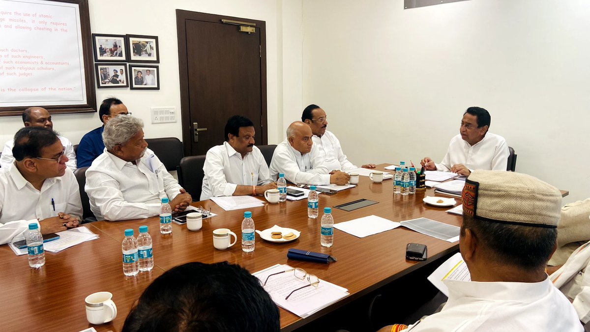 AbhayIndia's tweet photo. प्रदेश कांग्रेस अध्यक्ष एवं पूर्व मुख्यमंत्री कमलनाथ जी के निवास पर अनुसूचित जनजाति वर्ग के विधायकों की महत्वपूर्ण बैठक जारी। https://t.co/n6rSko7dPT
