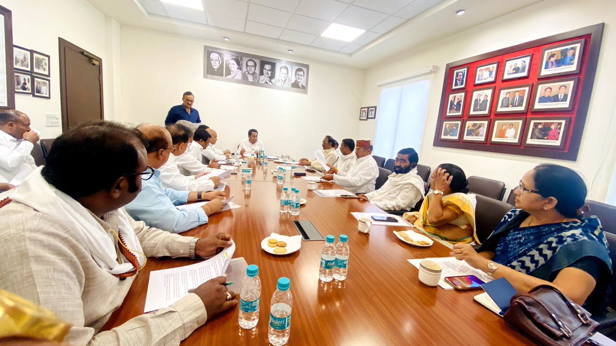 AbhayIndia's tweet photo. प्रदेश कांग्रेस अध्यक्ष एवं पूर्व मुख्यमंत्री कमलनाथ जी के निवास पर अनुसूचित जनजाति वर्ग के विधायकों की महत्वपूर्ण बैठक जारी। https://t.co/n6rSko7dPT