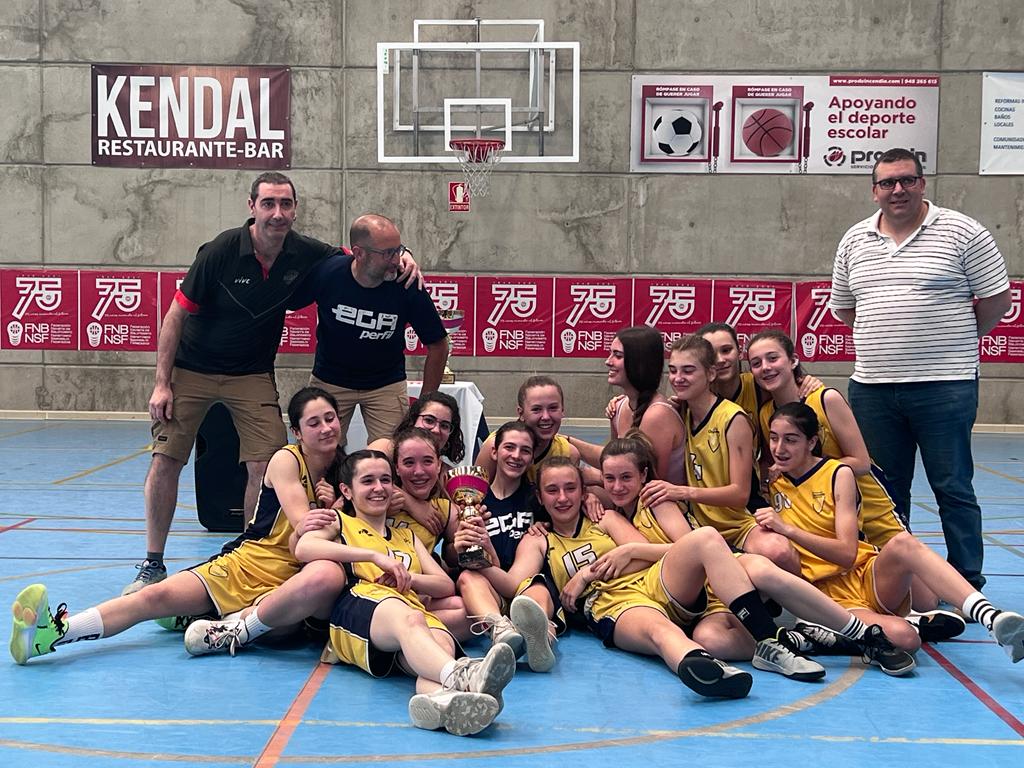 FNBaloncesto's tweet photo. ⛹🏽‍♀️ Navasket 2K7 se lleva LA FINAL con un ajustado resultado.

🏀 @Navasket 49-45 @oncineda Amarillo

🏆 #CadeteFem2Cat https://t.co/DlftxFO4T6