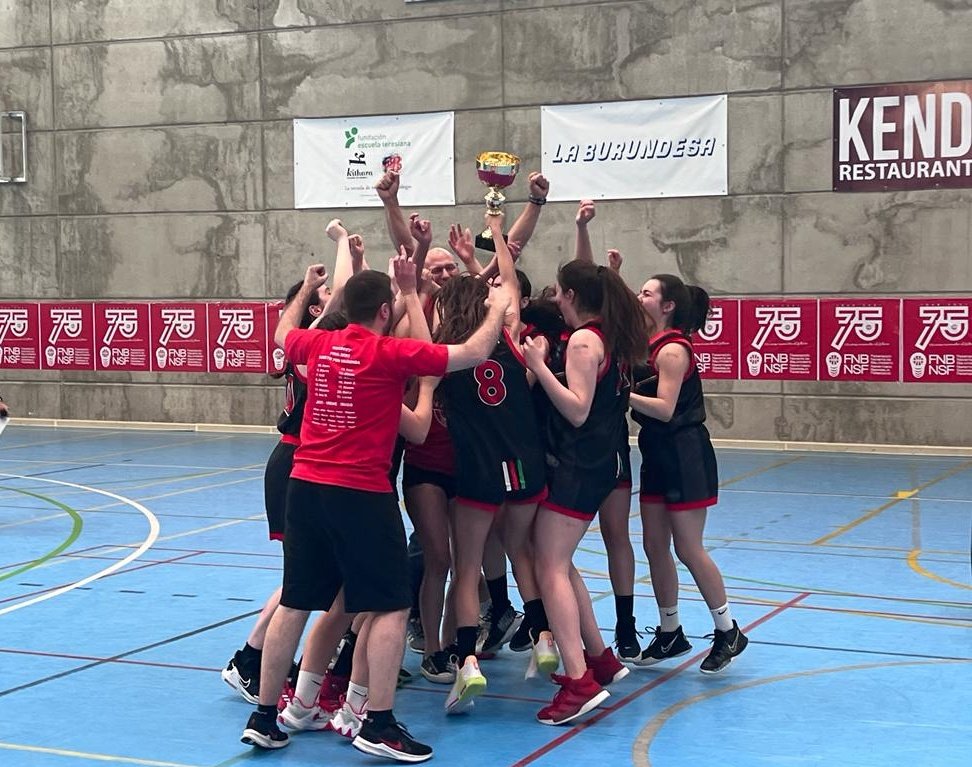 FNBaloncesto's tweet photo. ⛹🏽‍♀️ Navasket 2K7 se lleva LA FINAL con un ajustado resultado.

🏀 @Navasket 49-45 @oncineda Amarillo

🏆 #CadeteFem2Cat https://t.co/DlftxFO4T6