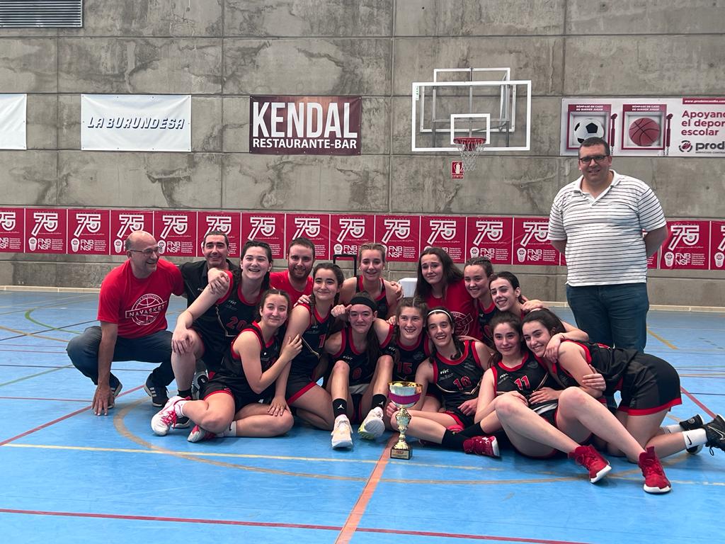 FNBaloncesto's tweet photo. ⛹🏽‍♀️ Navasket 2K7 se lleva LA FINAL con un ajustado resultado.

🏀 @Navasket 49-45 @oncineda Amarillo

🏆 #CadeteFem2Cat https://t.co/DlftxFO4T6