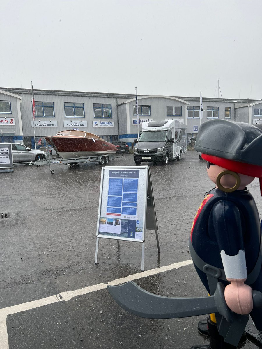 bpol_kueste's tweet photo. Tag 2 auf der #Yachtmesse 2022 in #Neustadt #Holstein.
Unser Trio der #BPOL trotzt dem Wetter und klärt über die internationale Piraterieszene auf
Stiller Beobachter #PiratKlaus.
Heute bis 18.00Uhr &amp; Sonntag 10:00- 18:00.
Nächster Vortrag Morgen 13:30h #ancoramarina
#Bootsmesse https://t.co/ECkTM31upW