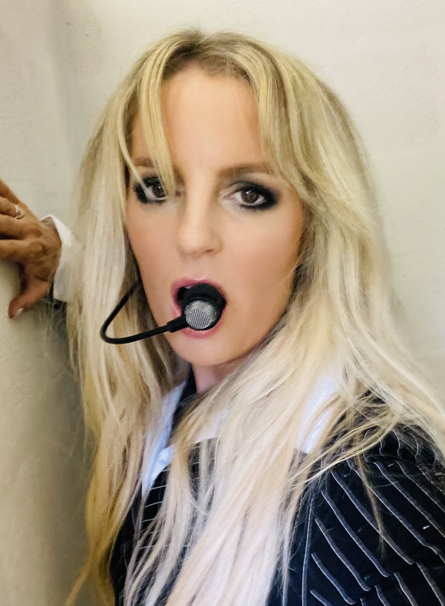 Feels so good to be “back in the zone!” 😝
Last night was great fun at @bowdonbury - even the sunshine came out during my set 🙌🏻 
Loved seeing all the <a href="/britneyspears/">Britney Spears 🌹🚀</a> fans in their #Britney Tees too🤩😍#britneylookalike #britneytribute #britneyspearstribute #britneyspearslookalike