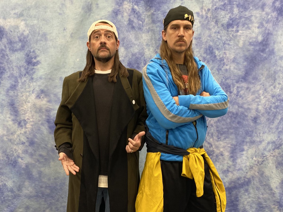ThatKevinSmith's tweet photo. FLORIDA! It’s @MegaConOrlando weekend! Come take pics with me &amp; @JayMewes &amp; the Clerky Boys, get your stuff signed, or watch me &amp; Mewes give giggles during our Jay &amp; Silent Bob Get Old show TONIGHT at 7: 30! Get your tickets here: https://t.co/TGpKZLz79T https://t.co/wIMOWqO9oO