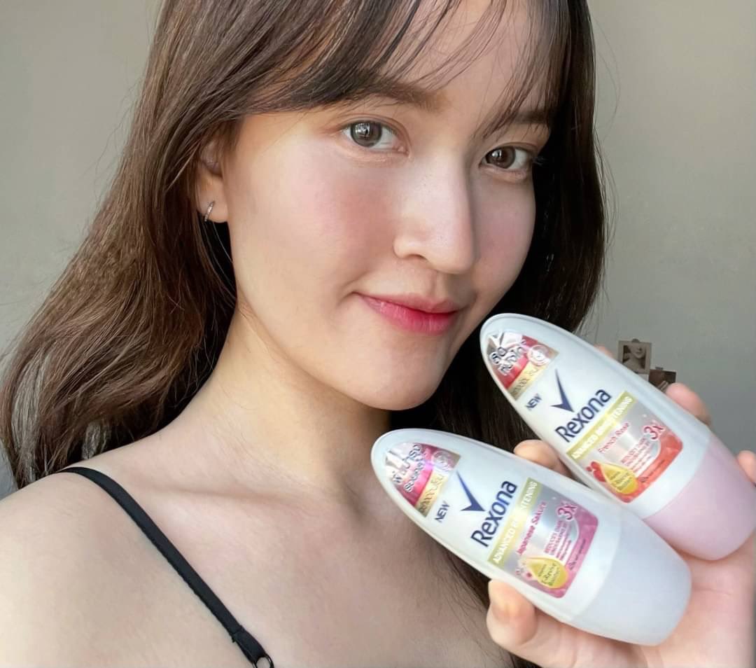 ชอบ Rexona แอดวานซ์ ไบรท์เทนนิ่ง 2ตัวนี้มาก ทั้งสูตรJapanese Sakura กับ French Rose จั๊กดูกระจ่างใสขึ้นจริง กลิ่นแบบหอมสดชื่นดอกไม้ๆใช้หน้าร้อนแล้วไม่เวียนหัว🤣 ติดทนด้วยอ่ะเหงื่อออกเยอะๆก็เอาอยู่ ช่วยลดหนังไก่ กับ ฟื้นบำรุงรอยคล้ำด้วยหัวเป็นลูกกลิ้งทาง่ายไปตำจ้า #ใช้ดีบอกต่อ