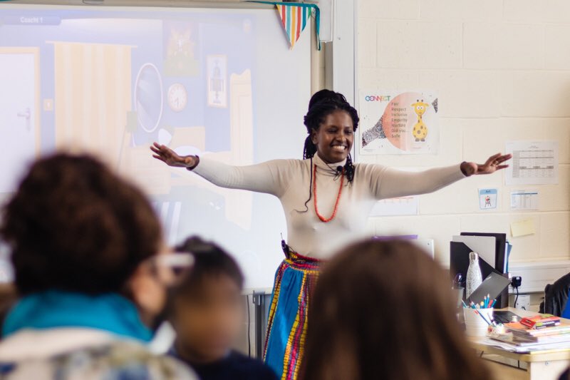 🌍Language Explorers family workshop celebrating #AfricaDay!😍 💫26th May 3.30-4.30pm Join Justine Nantale, Irish Ugandan artist, singer and educator in this family event for children 6-12 years old. ✨Music Room 1 @RuaRed #Tallaght eventbrite.ie/e/family-works…