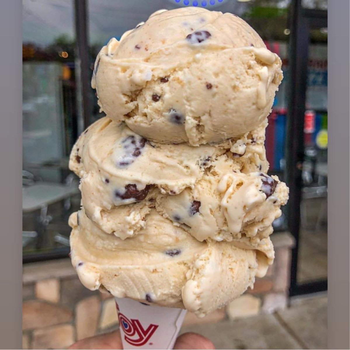 NastosIceCream's tweet photo. Saturday ❤️‍🔥❤️‍🔥  Graham Slam is Graham cracker ice cream with honey covered chocolate crunch pieces. #treatyourself #heatwaveinMay #icecreamlovers #cup #cone #milkshake #pints #halfgallons #May #Spring #Nastosicecream #newark #ironbound #downneck #essexcounty #82yearsinbusiness https://t.co/P7oGg9Z8hz