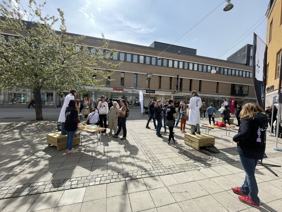 UppsalaSoapbox's tweet photo. Second round of @SoapboxScience  speakers just finished!! It is awesome to see more and more people coming by! If you are around the city center come to Celsiustorget and get immersed in this amazing science! https://t.co/T3wUfvYIpE