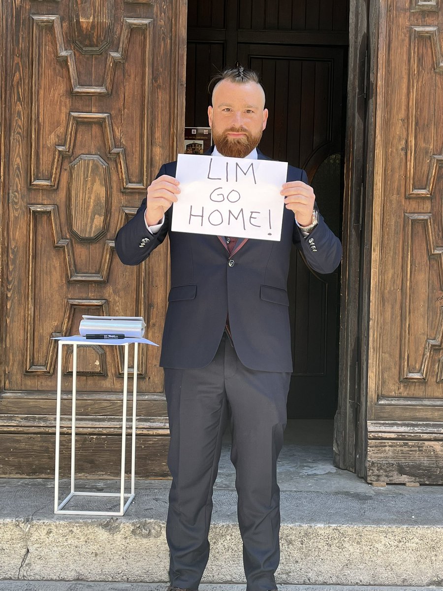 Mapecer17's tweet photo. Hoy me caso en Palermo, Italia, desde aqui todo mi apoyo a la afición del Valencia!! #LimGoHome https://t.co/19ITN4Kq5P