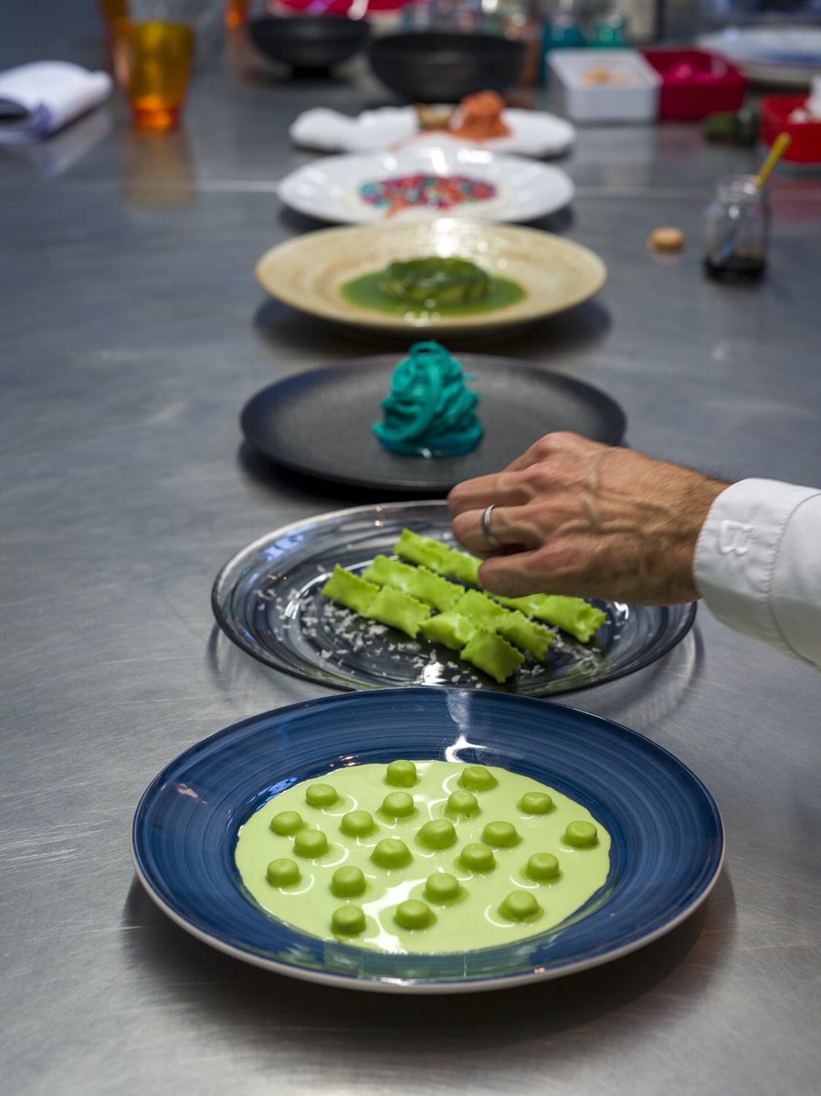 francoaliberti's tweet photo. Lezione di “Food Styling &amp; Design” con @robertosavio_ph in @foodgeniusacad e ricordate che i limiti siamo noi stessi, viva i colori 🔴🟣🔵🟢🟡🟠⚪️🟤⚫️ 
 #explorer #dream #dreams #colors #sweet #francoaliberti #design #foodgeniusacademy #foodstylist #foodstyling #fooddesigner https://t.co/7fUYPFgYTt