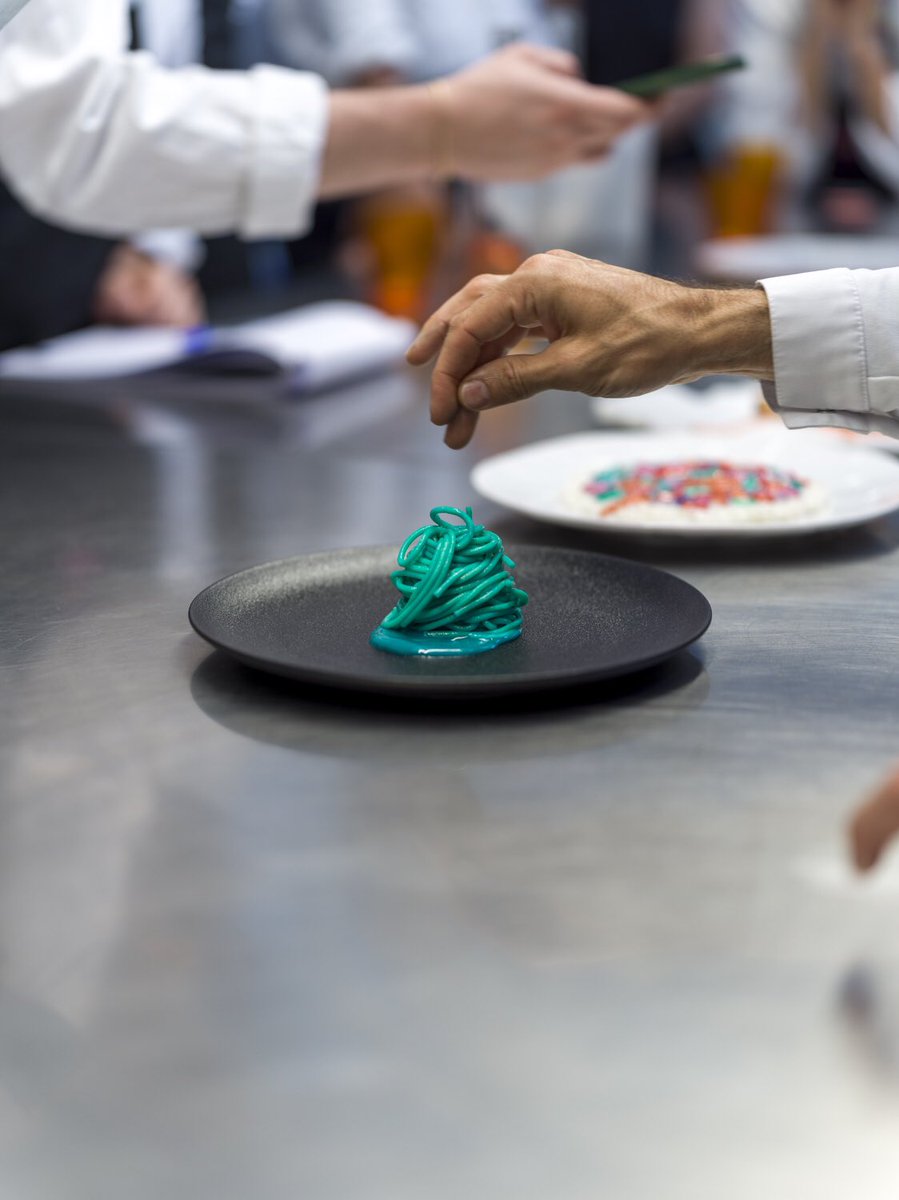 francoaliberti's tweet photo. Lezione di “Food Styling &amp; Design” con @robertosavio_ph in @foodgeniusacad e ricordate che i limiti siamo noi stessi, viva i colori 🔴🟣🔵🟢🟡🟠⚪️🟤⚫️ 
 #explorer #dream #dreams #colors #sweet #francoaliberti #design #foodgeniusacademy #foodstylist #foodstyling #fooddesigner https://t.co/7fUYPFgYTt