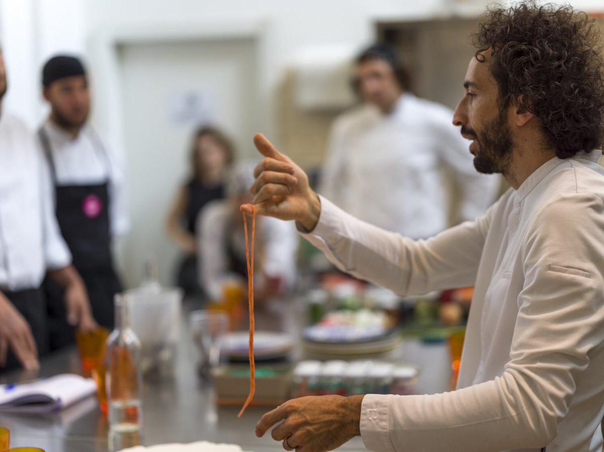francoaliberti's tweet photo. Lezione di “Food Styling &amp; Design” con @robertosavio_ph in @foodgeniusacad e ricordate che i limiti siamo noi stessi, viva i colori 🔴🟣🔵🟢🟡🟠⚪️🟤⚫️ 
 #explorer #dream #dreams #colors #sweet #francoaliberti #design #foodgeniusacademy #foodstylist #foodstyling #fooddesigner https://t.co/7fUYPFgYTt