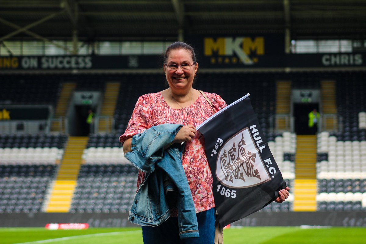 hullfcofficial's tweet photo. 🇺🇸 Hull FC supporter Daria Baransky has travelled all the way from Pennsylvania for today's match at the MKM Stadium after supporting the club from across the Atlantic over the last six years - incredible support! 👏

⚫⚪ #COYH https://t.co/tDVVTkuXeg