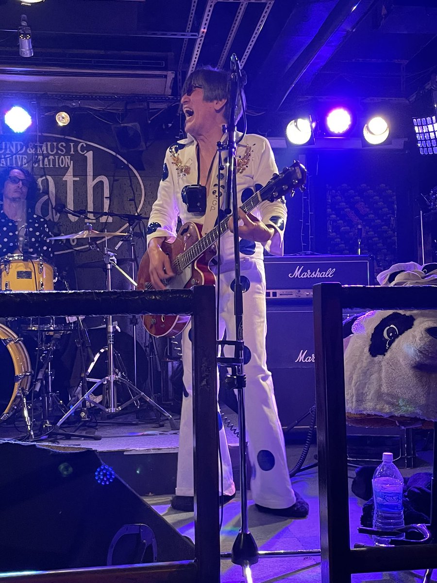 haruhisasuzuki1's tweet photo. 「大阪ギターパンダ/The Dead Flowerz/空団地/Dabout?」@ Breath終演。＊ミトモとハヤトのリズムセクションを得た山川のりをサイコーなノリ！コーラスワークもバッチシ！聴いたこと無い新曲？も二曲？聴けて嬉しかったッス！
#大阪ギターパンダ
#ギターパンダ
#TheDeadFlowerz
#空団地
#Dabout
#Breath https://t.co/cuaLh536ZI