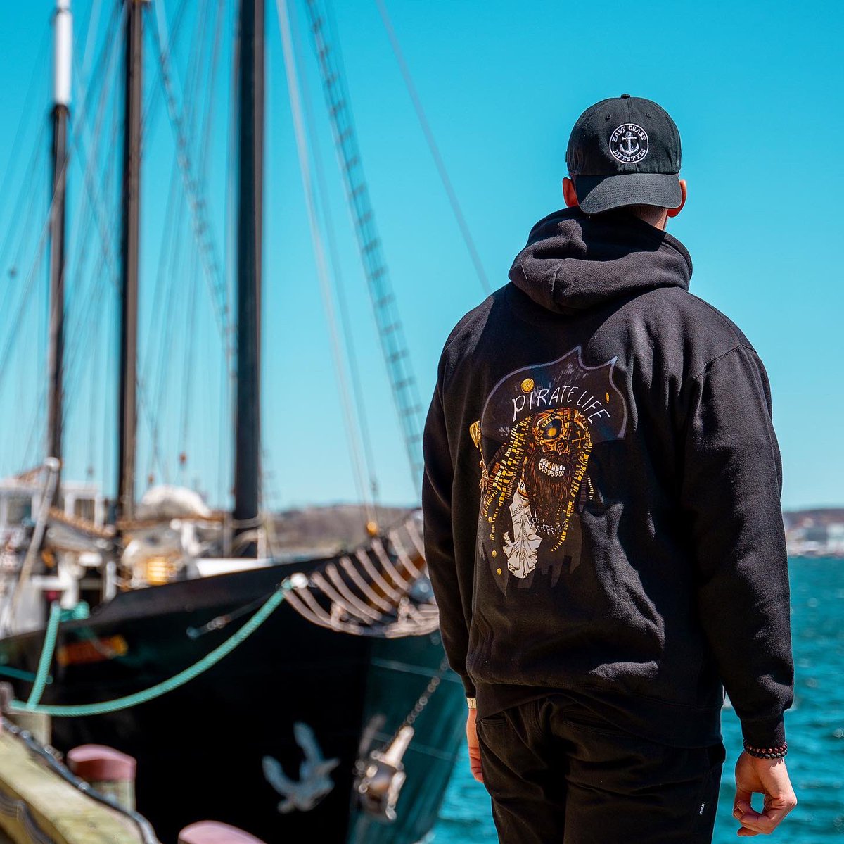 🎉 GIVEAWAY 🎉 RETWEET to win a Pirate Life hoodie! 🚨 Our merch will be available exclusively for our NFT holders &amp; giveaway winners 🏴‍☠️ #giveaway #piratelife #nft #nftcollection #nfts
