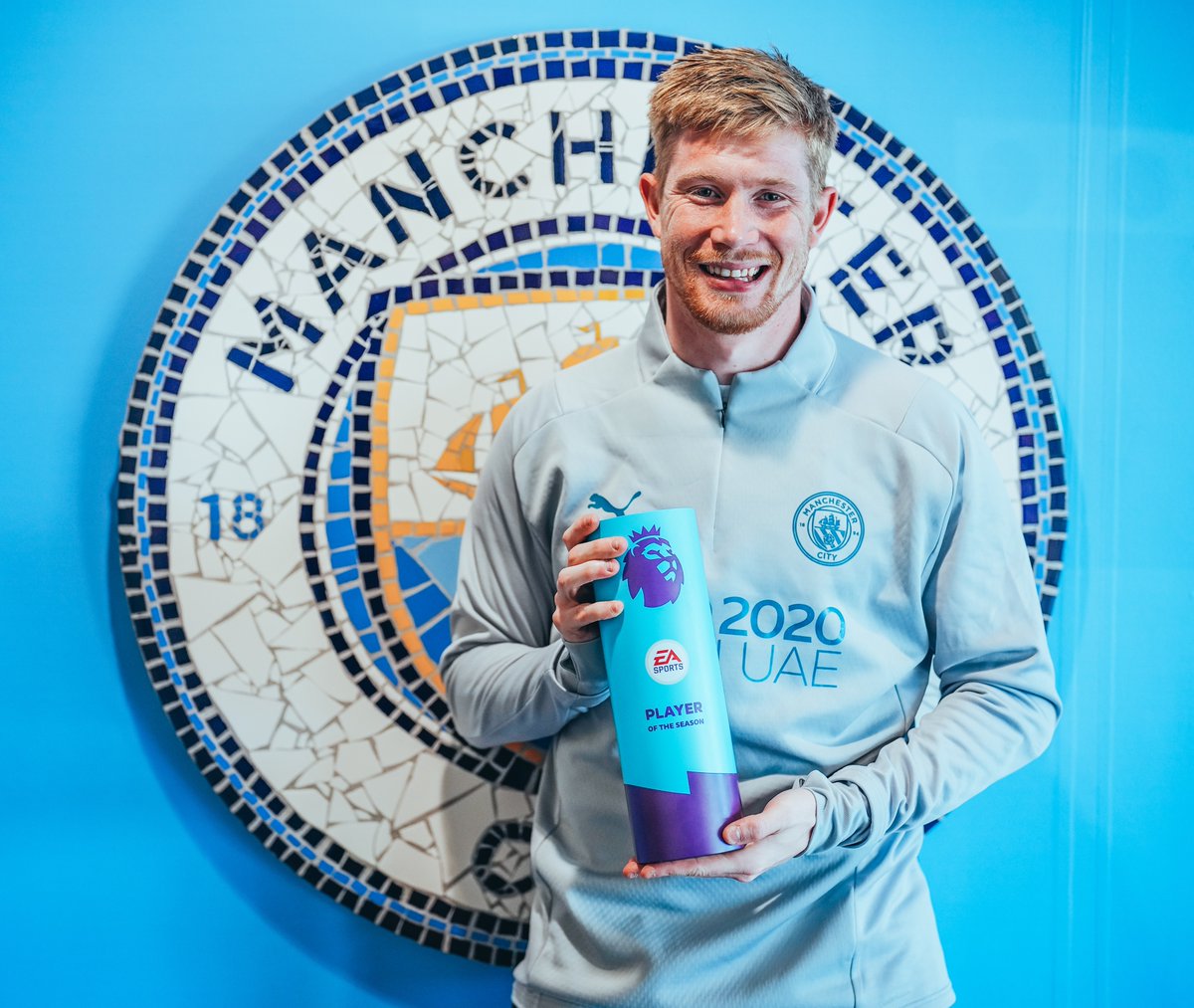FootballJOE's tweet photo. Manchester City midfielder Kevin De Bruyne has been named Premier League Player of the Season ⭐️

Correct decision? 🤔

📸: @ManCity https://t.co/XpDriYtkmF