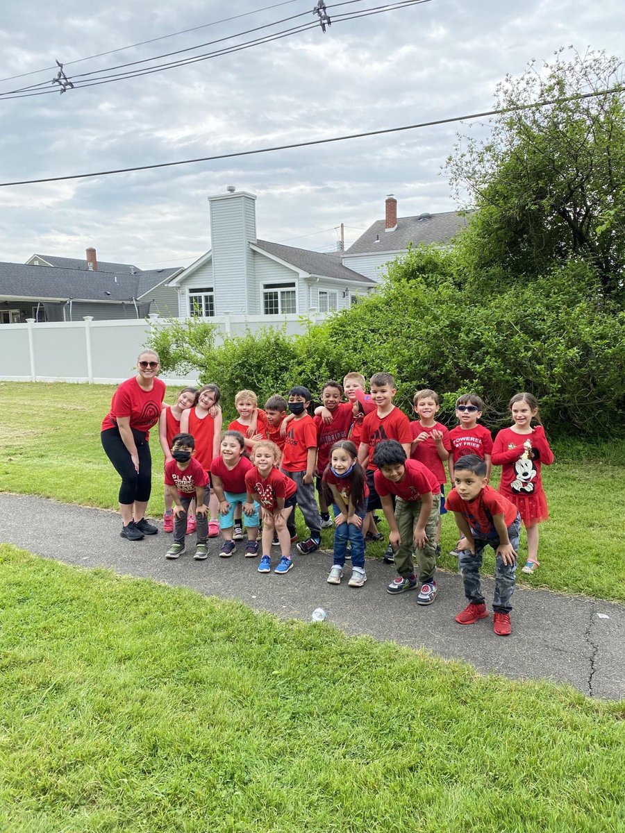 MrsJackow's tweet photo. We had so much fun at Field Day! 💚💛 #22tigers @LynnCrestTigers @lynncrestpto https://t.co/cFyL7JYrRa