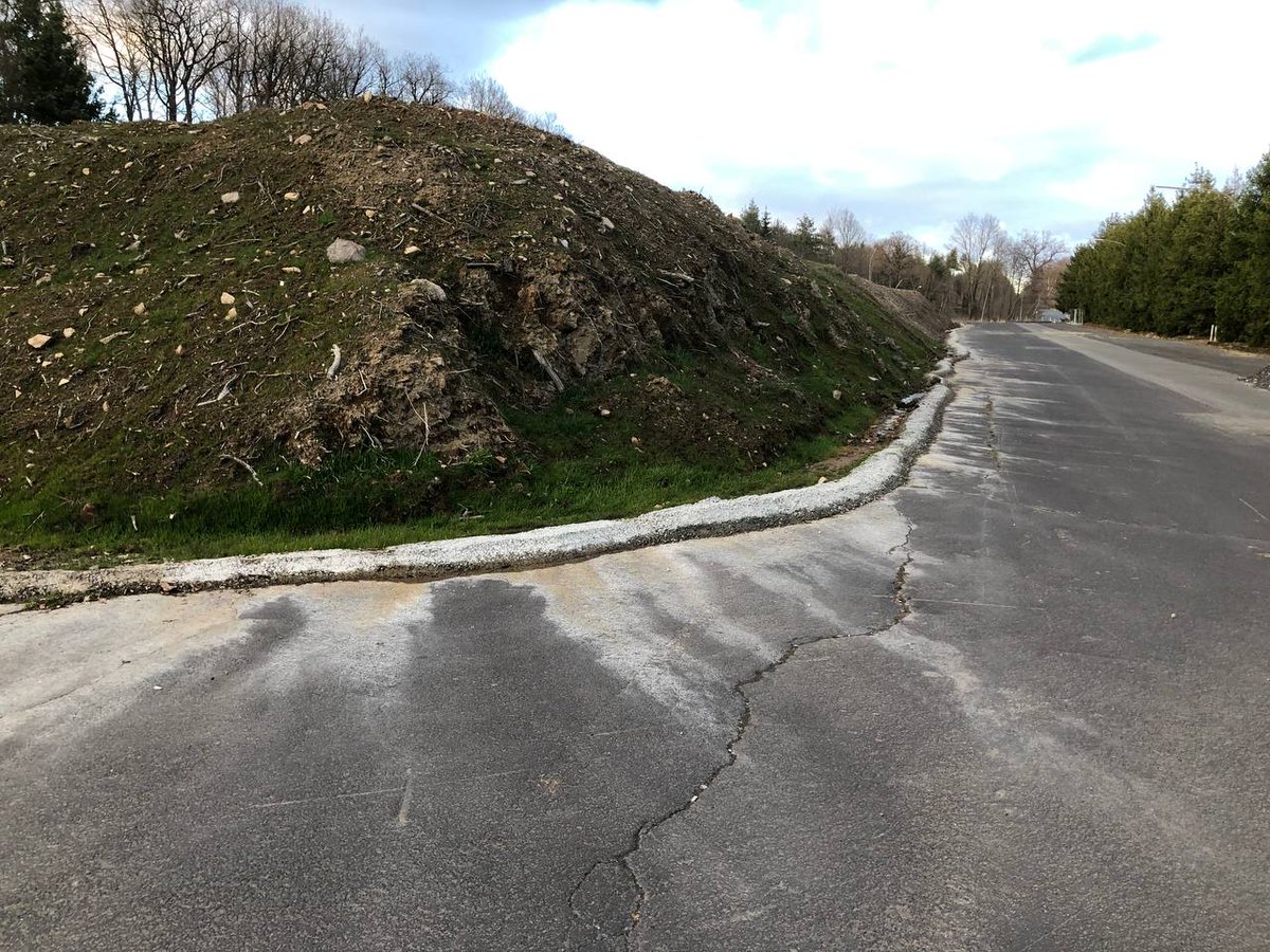 Neuer Giftfund! Trotz begründeter Aufforderung hat das Regierungspräsidium diesen Berg nicht beproben lassen. Ein privater Schnelltest zeigt - wenig überraschend - Kontamination mit Sprengstoffverbindungen an. Bauverantwortliche: Es reicht!!!! danni-lebt.de/un-recht/baust…