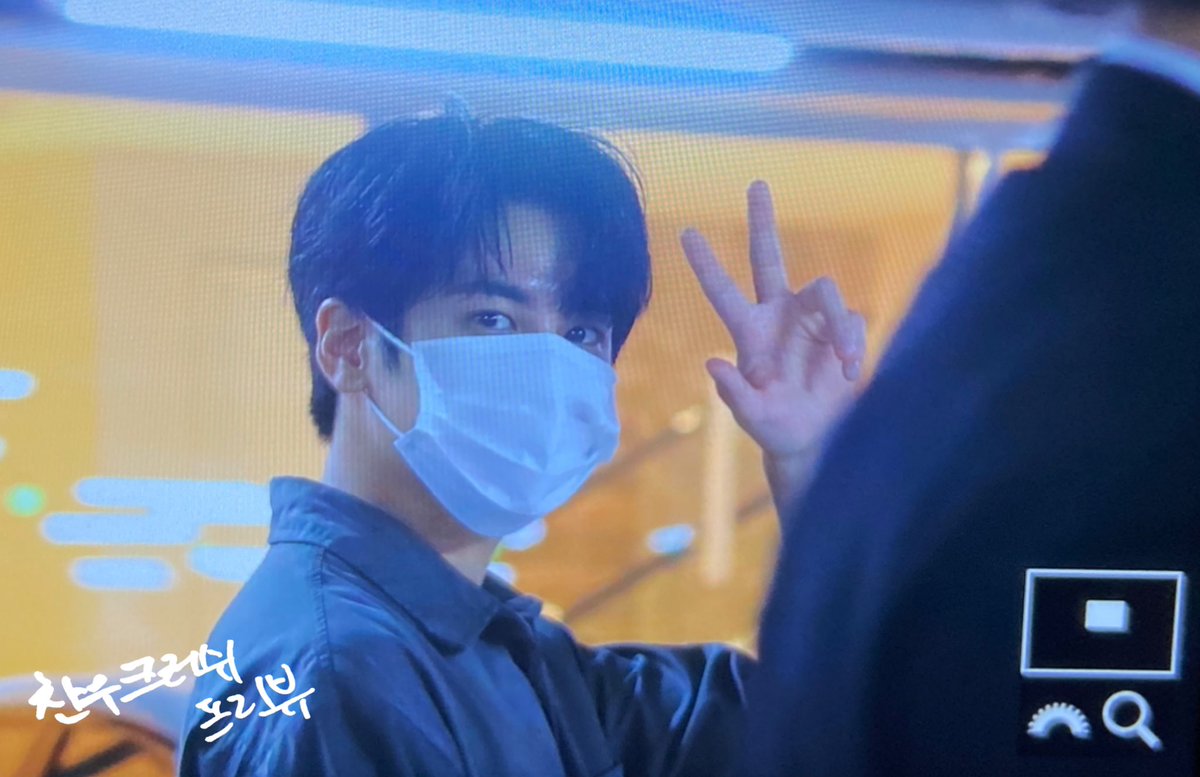 ChanwooCrush_'s tweet photo. [Preview] 220521 팬밋업 퇴근. 울착한 짜뇨🥺ㅠㅠㅠㅠㅠㅠ 경호원이 계속 가렸는데 계속 브이해주는 울애깅 나 울어ㅠㅠㅠㅠㅠ 

@iKON_chan_w000 
#iKON   #CHANWOO #CHAN #아이콘   #정찬우 #찬우 #チャヌ #찬우크러쉬 https://t.co/rLfLnV1Wt3
