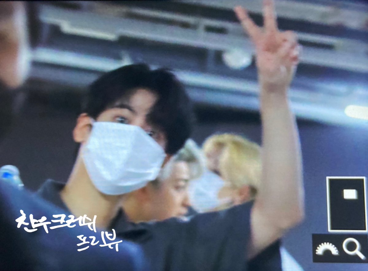 ChanwooCrush_'s tweet photo. [Preview] 220521 팬밋업 퇴근. 울착한 짜뇨🥺ㅠㅠㅠㅠㅠㅠ 경호원이 계속 가렸는데 계속 브이해주는 울애깅 나 울어ㅠㅠㅠㅠㅠ 

@iKON_chan_w000 
#iKON   #CHANWOO #CHAN #아이콘   #정찬우 #찬우 #チャヌ #찬우크러쉬 https://t.co/rLfLnV1Wt3