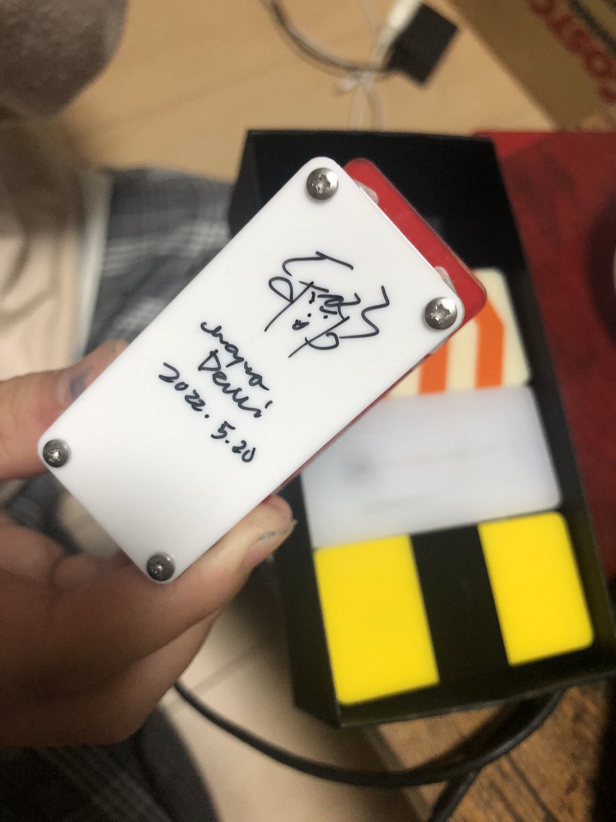 takamang's tweet photo. ヨメ様が購入を一週間迷った末に寿司ビート（上）を購入。タイミングよく売店前で社長に会えたのでサインして貰えました。先祖代々の家宝（原文ママ）にするそうです。
#明和電機
#寿司ビート
#先祖代々の家宝（予定） https://t.co/8KPGhzT6JZ