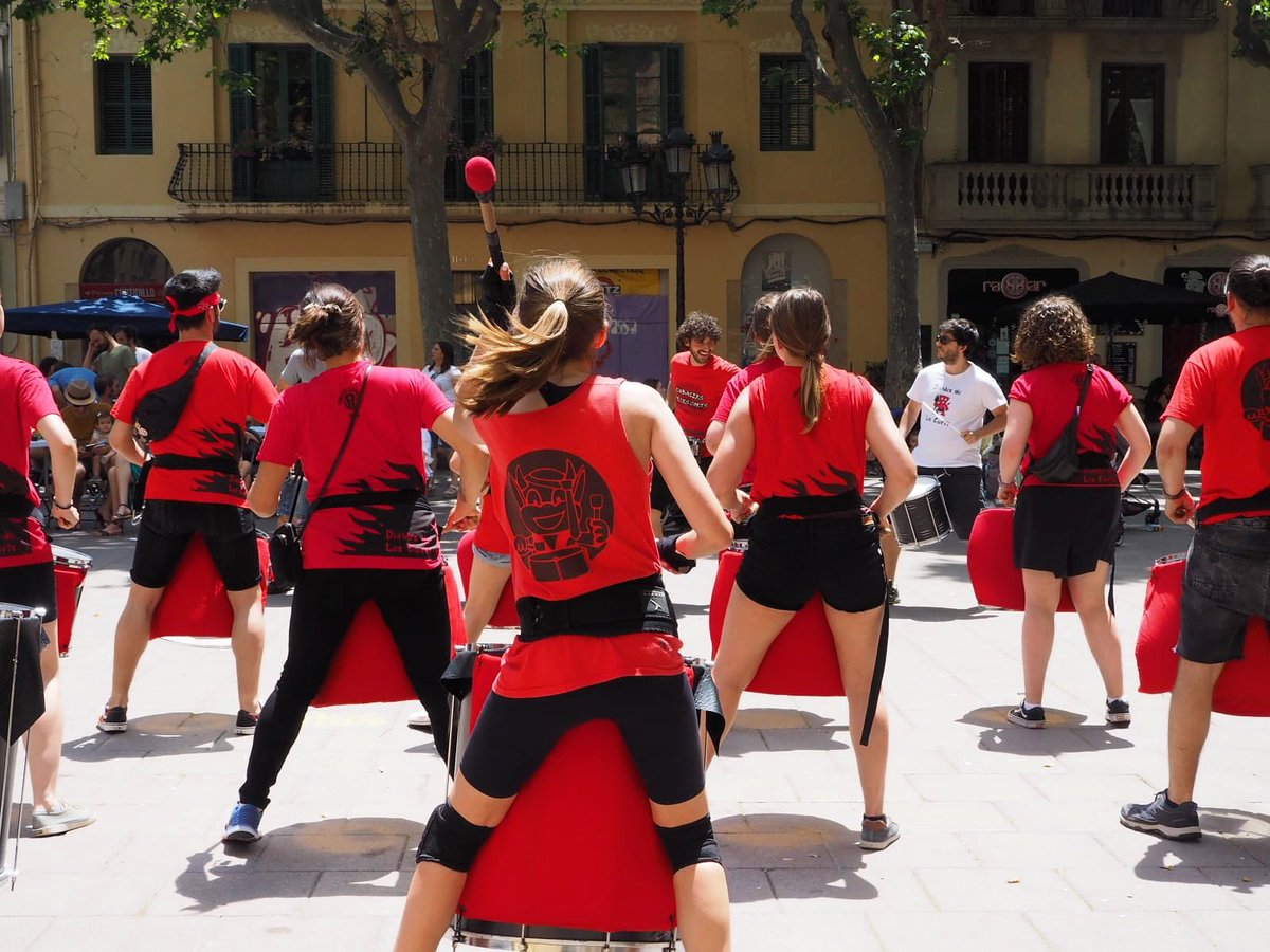 DiablesLesCorts's tweet photo. Seguim aquesta tarda a plaça a les 18h amb #festivaloriolcanals per a la canalla de #lescorts! 🎊
#festesprimavera #diablesdelescorts #lafestapanarra https://t.co/vkSuoSviyW