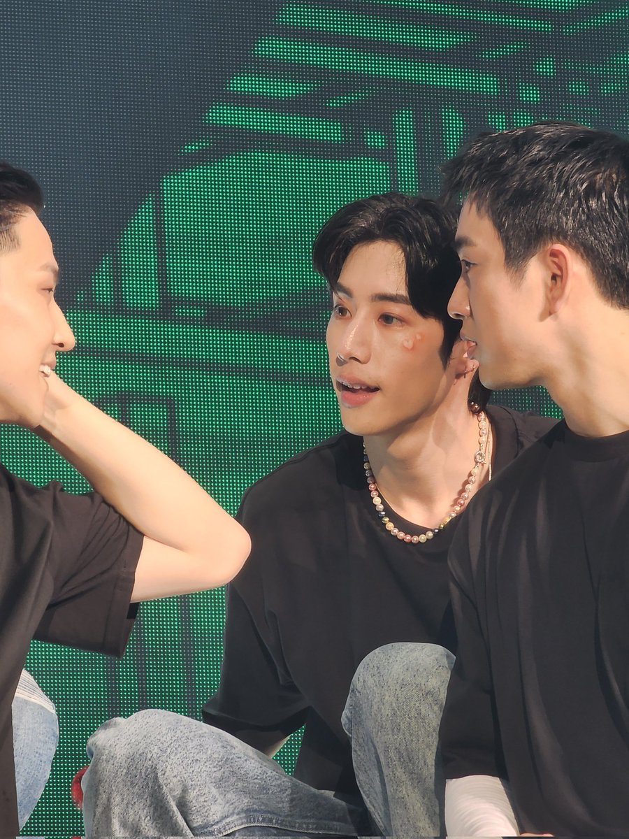 94ws_'s tweet image. มาร์คต้วนเขาจริงจังนะตอนปรึกษากันว่าจะเลือกเพลงอะไรมาร้องดี เห้อน่ารักกอะ ชอบเวลามาร์คกำลังตั้งใจ