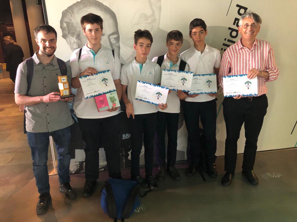 colemontse's tweet photo. Felicidades, equipo!!!! Erik, Santi, Gael y Yago, 2ESO, junto a los profes #STEM Juan y Marc, Premio al Mejor Equipo de Innovación en la categoría de Educación Secundaria! #HealthGuardians2030 https://t.co/fj9BHR2BD1