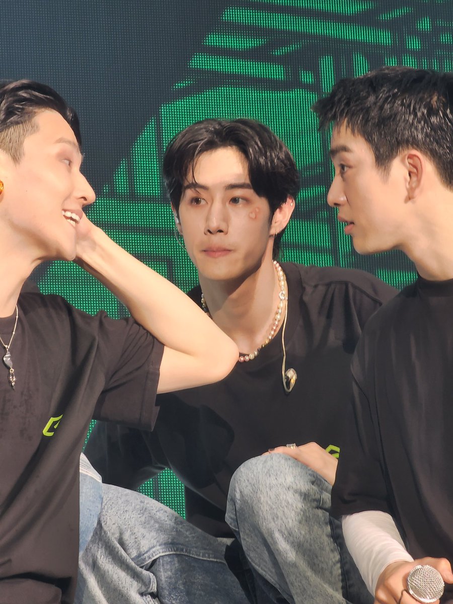 94ws_'s tweet image. มาร์คต้วนเขาจริงจังนะตอนปรึกษากันว่าจะเลือกเพลงอะไรมาร้องดี เห้อน่ารักกอะ ชอบเวลามาร์คกำลังตั้งใจ