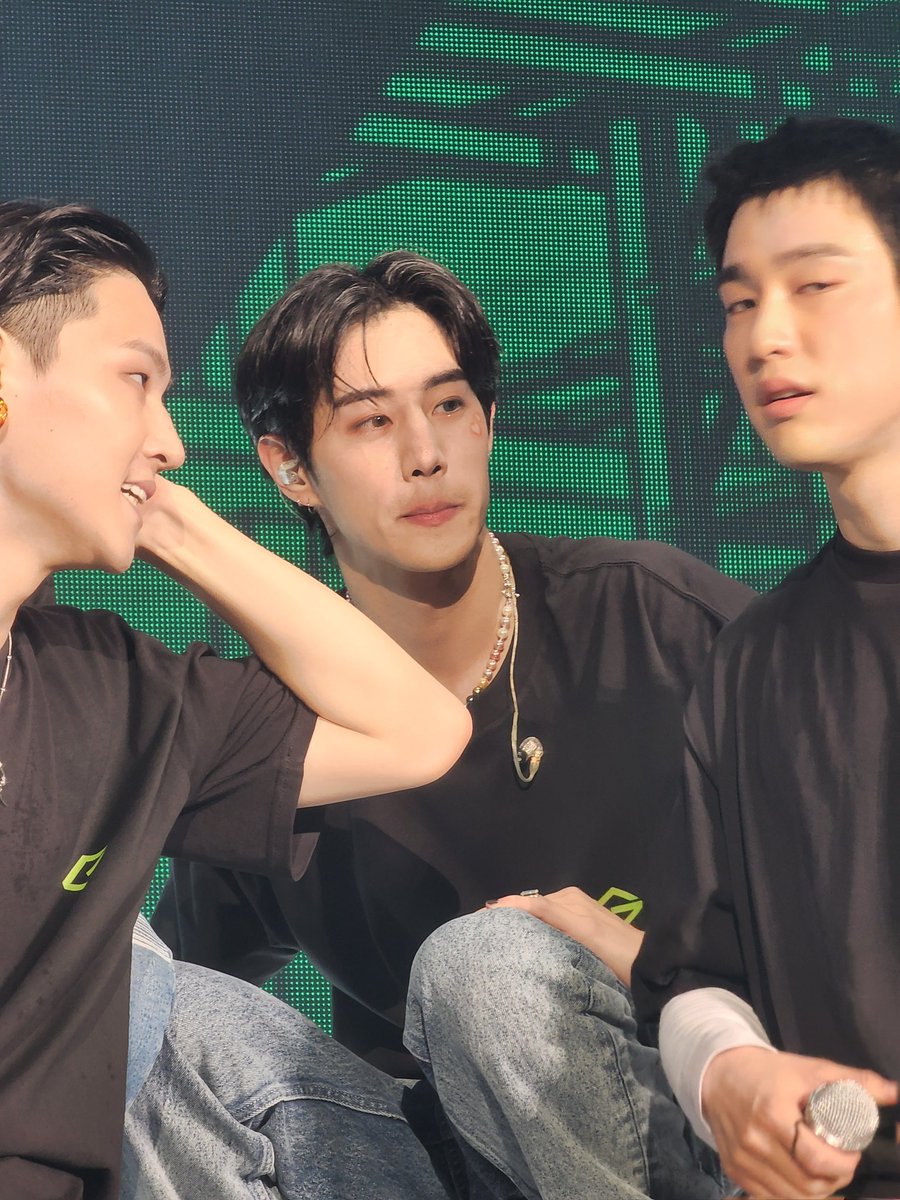 94ws_'s tweet image. มาร์คต้วนเขาจริงจังนะตอนปรึกษากันว่าจะเลือกเพลงอะไรมาร้องดี เห้อน่ารักกอะ ชอบเวลามาร์คกำลังตั้งใจ