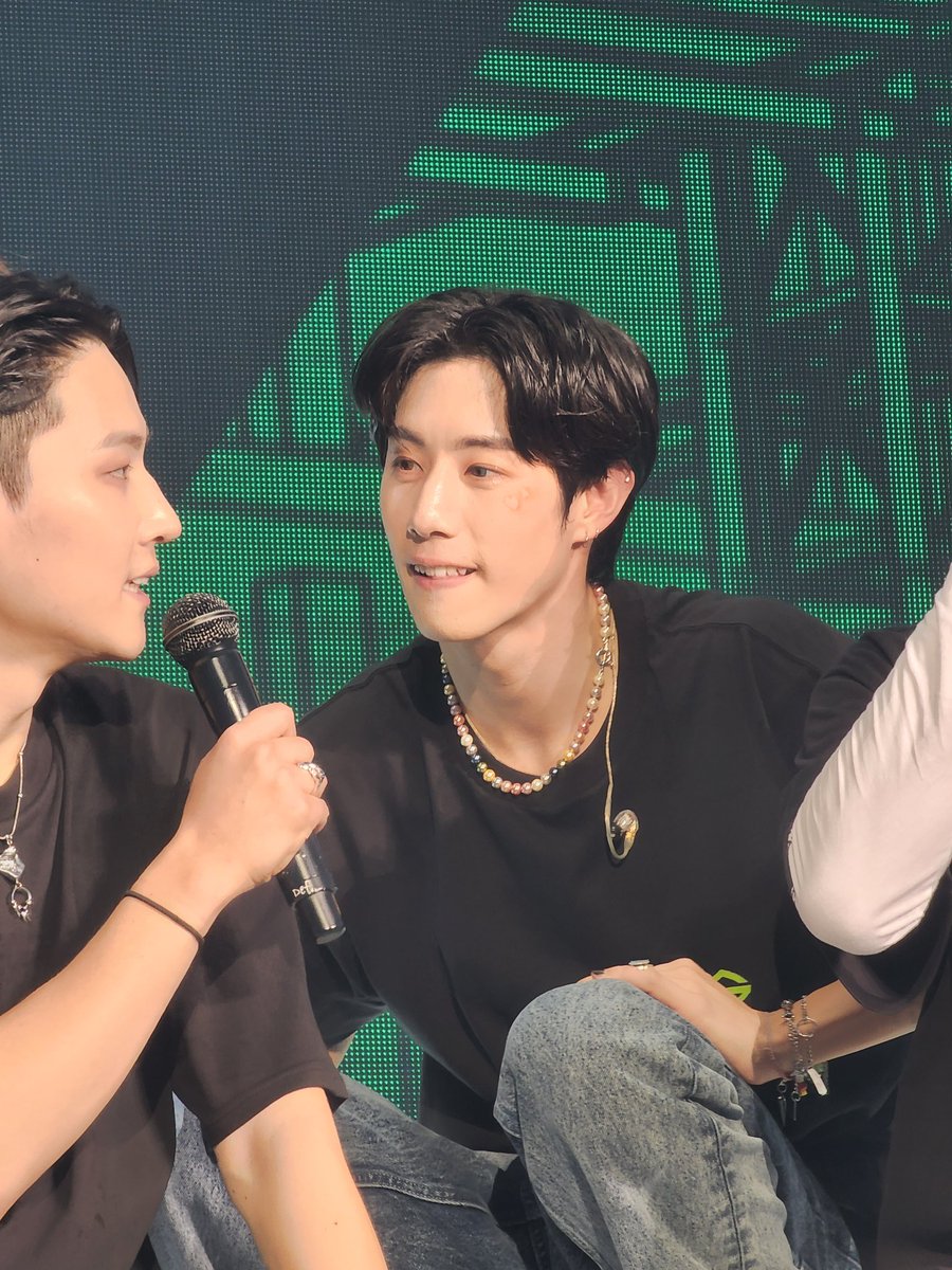 94ws_'s tweet image. มาร์คต้วนเขาจริงจังนะตอนปรึกษากันว่าจะเลือกเพลงอะไรมาร้องดี เห้อน่ารักกอะ ชอบเวลามาร์คกำลังตั้งใจ