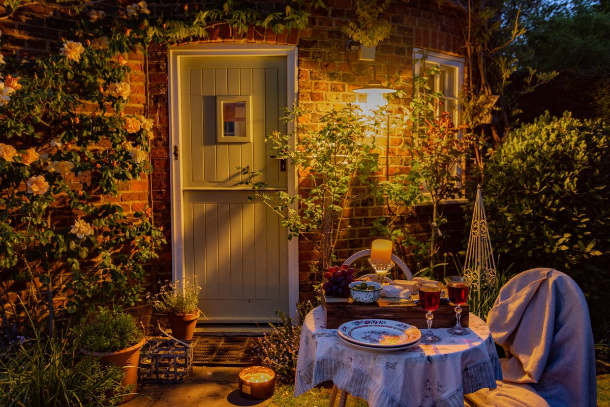 BeesHomes's tweet photo. Will a twilight photoshoot sell your home? Twilights r very effective in selling homes. However many agents won’t offer it because who wants 2 be working @ 8pm (current twilight time). A twilight image image will provoke an emotional response. 
#beeshomesestateagents #twilight https://t.co/xO95DOZg0B