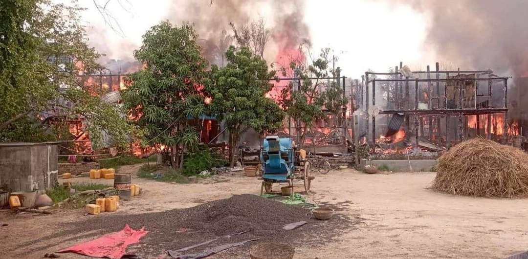 Chanapai247's tweet photo. According to the rundown of CDSOM, a total of 163 dwellings have been burnt down in #Myaung township by Myanmar military as of today. At present, houses in Min-Tan village are being set fire by them and the fire is still blazing in the village even now.
#2022May21Coup https://t.co/9RrEJmMk2d