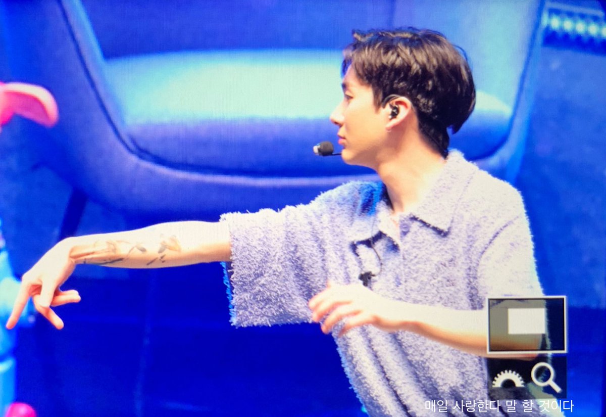 220521 푸른달 스무하루 프리뷰
#아론 #곽아론 #AARON

진짜 엘레강트의 본좌 ✨