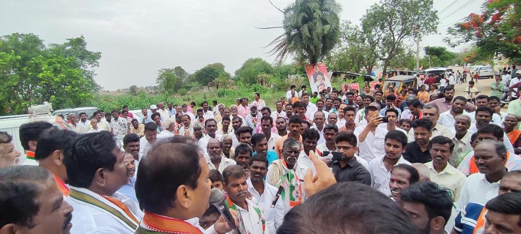 kailas_srinivas's tweet photo. కామారెడ్డి జిల్లాలో ని కామారెడ్డి మండలం లో రైతు రచ్చబండలో పాల్గొన్న మాజీ మంత్రి మహ్మద్ అలీ షబ్బీర్ గారు జిల్లా కాంగ్రెస్ కమిటీ అధ్యక్షులు కైలాస్ శ్రీనివాస్ రావు గారు రైతు డిక్లరేషన్ గురించి ప్రజలకు వివరిస్తూ రైతులకు తెలియజేశారు.#Tppcc #Revanthreddy https://t.co/LHfuGqhwSX