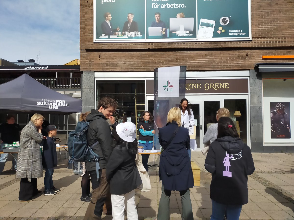 UppsalaSoapbox's tweet photo. And here we are! Last round of @SoapboxScience  speakers!! Come to Celsiustorget and grab some ☕ while you listen to these great scientists! https://t.co/wmqQMNUlDm