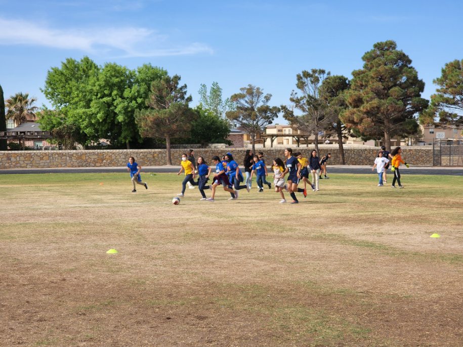 Eherna_LCES's tweet photo. ⚽ Soccer! Our students had a blast working and playing together with our next door Sun Ridge Generals. This is what teamwork looks like at Sun country ! Much thanks to Coach Salas and Coach Reyes for letting us participate. @NReyes_LCES @jgonzales_SRMS @jfarm_HealthPE https://t.co/cOASgG4zuN