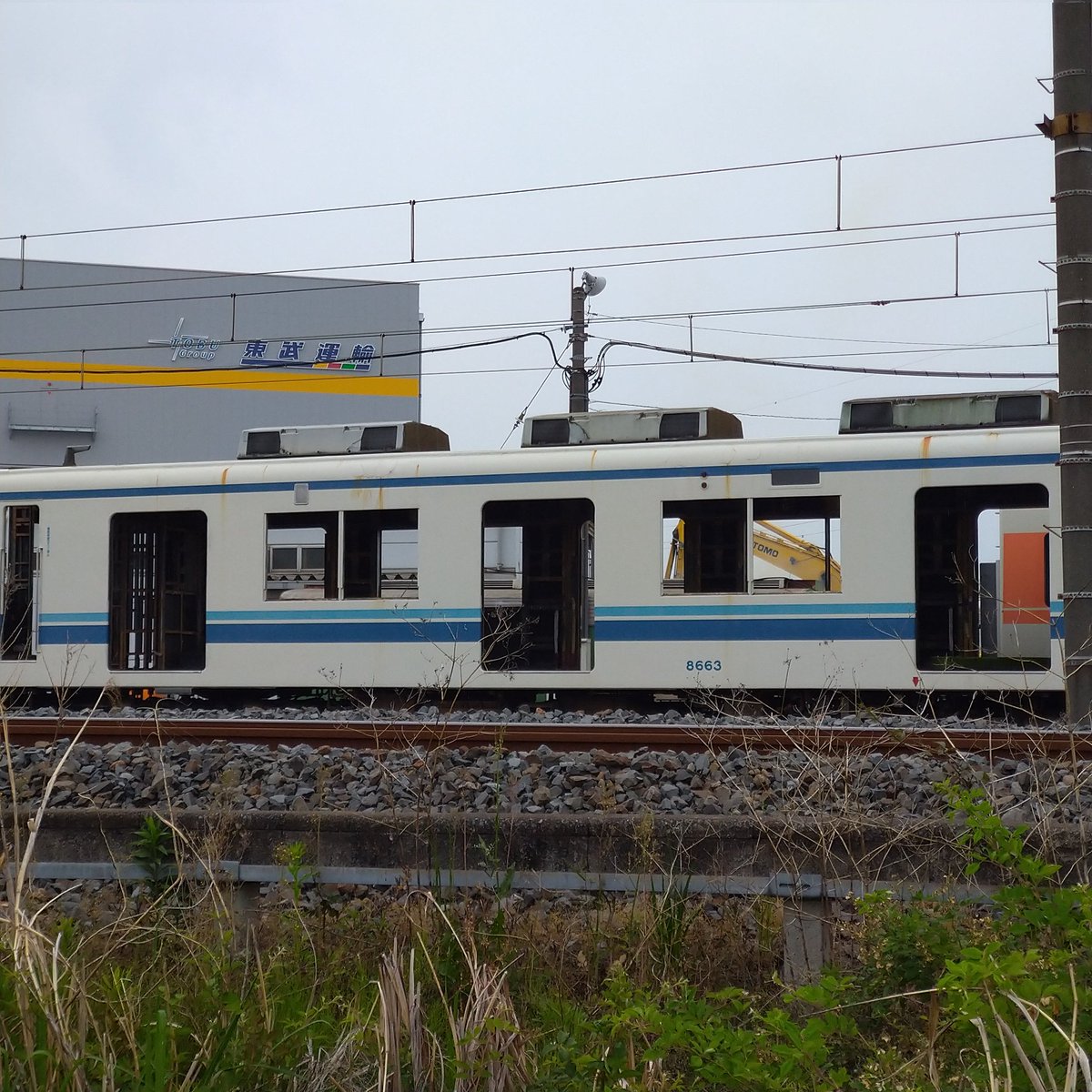 masasi0926's tweet photo. 東武鉄道8563F 残念ながら解体作業に😭1973年製、途中車体更新、ワンマン化で小泉、桐生、佐野線走ってた車両ですね。ダイヤ改正で余剰車、老朽化などで配車にかと。長い間お疲れさまでした #東武鉄道 #8563F https://t.co/zN8uEL6Ua1
