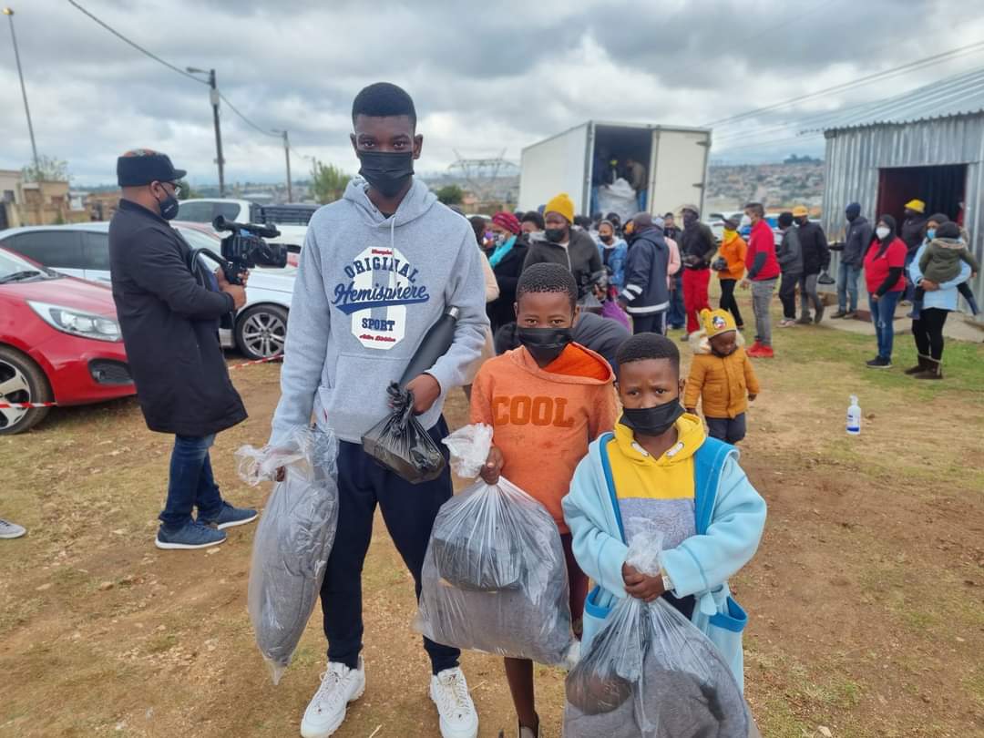 Tyrone_Mkansi's tweet photo. On this cold 🥶 Saturday the #aol team went out to bless the people of Life Changing Cathedral #WarmUpWinter We distributed blankets,a warm meal and most importantly shared the word of God

Thank you to all the generous donors that made this outreach possible. 
#heartfortheneedy https://t.co/PLAqxSwIBu