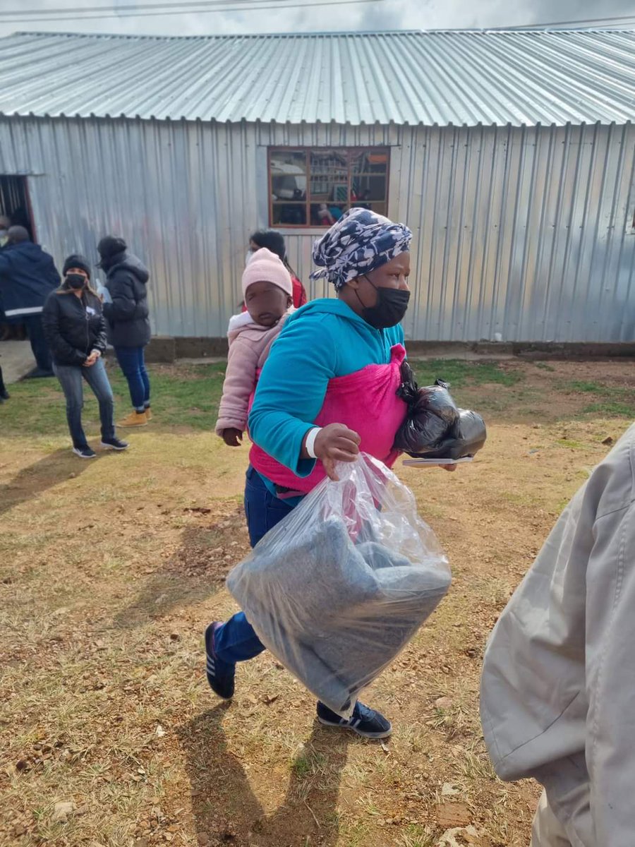 Tyrone_Mkansi's tweet photo. On this cold 🥶 Saturday the #aol team went out to bless the people of Life Changing Cathedral #WarmUpWinter We distributed blankets,a warm meal and most importantly shared the word of God

Thank you to all the generous donors that made this outreach possible. 
#heartfortheneedy https://t.co/PLAqxSwIBu