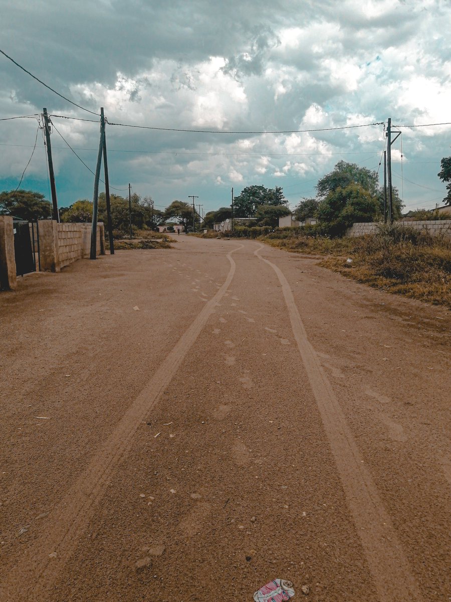 Dusty road, beautiful sky i had to snap a picture 📸🖼️

#photography #streetphotography #street #streetartphotography #street_photography #travelphotography #street_storytelling #streetlevelphotography