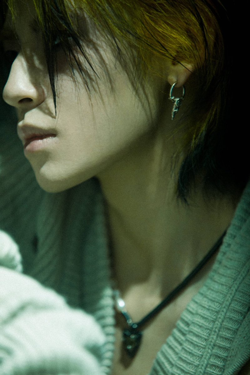xiaoquis's tweet photo. xiao gui jawline can cut me https://t.co/abyZpd7hsg