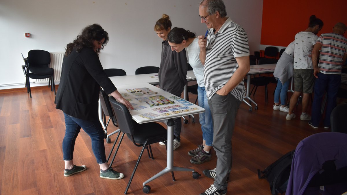 IWMPRAISE_Fr's tweet photo. Test du jeu IWMGAME Grandes cultures avec des formateurs Certiphyto à Pau-Montardon. Ils ont d'abord visiter les essais Arvalis sur la station. https://t.co/w2eyMDMfRe