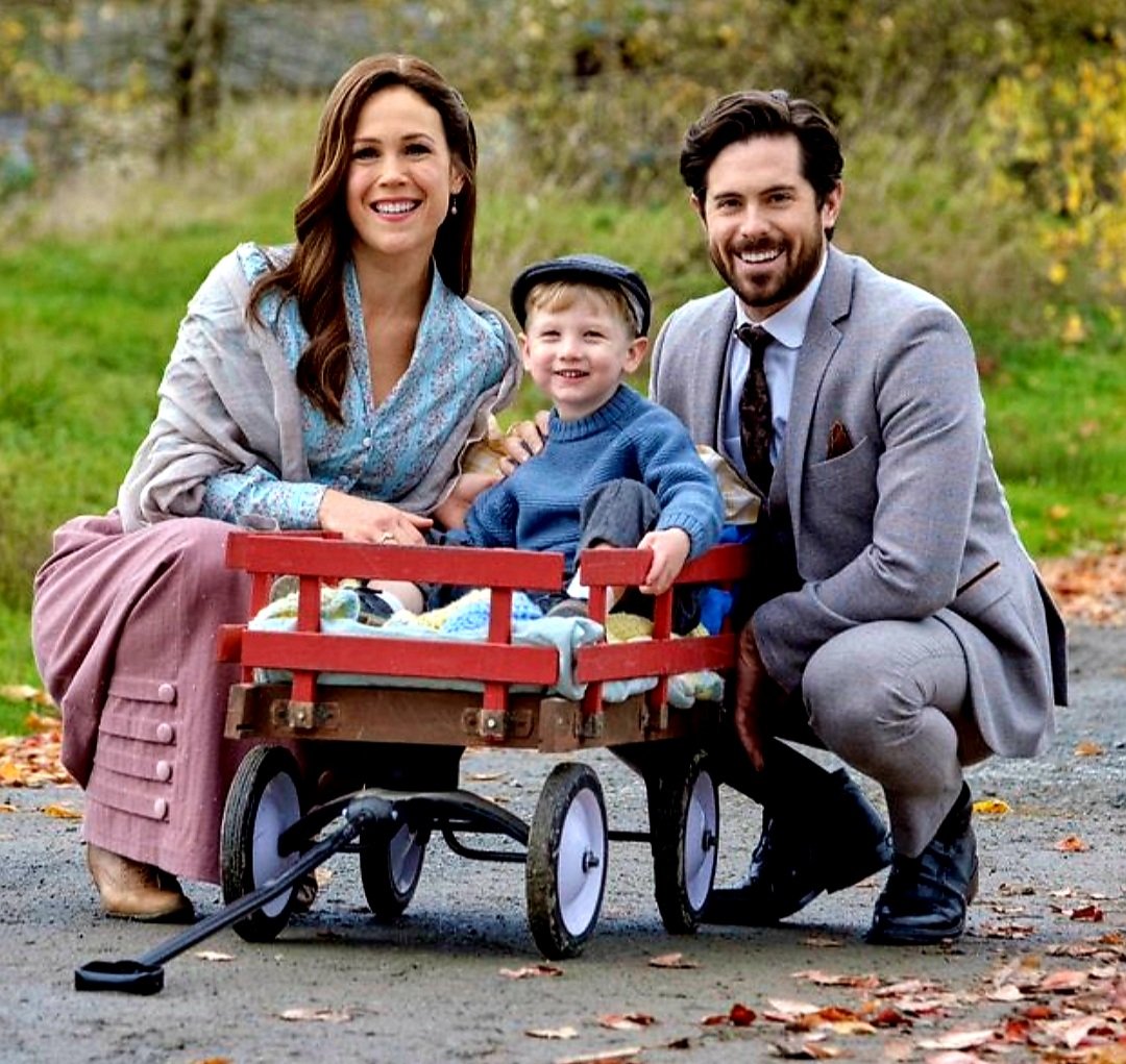 PamelaS89319506's tweet photo. I can hardly believe the finale is  here! I'm so excited for E12, but sad that the season will be over! I will miss these 3 so much, but believing @hallmarkchannel will give us a S10! Let's come out #Hearties and make E12 the most watched episode of the season! #allinforseason10 https://t.co/drg5r0jieP