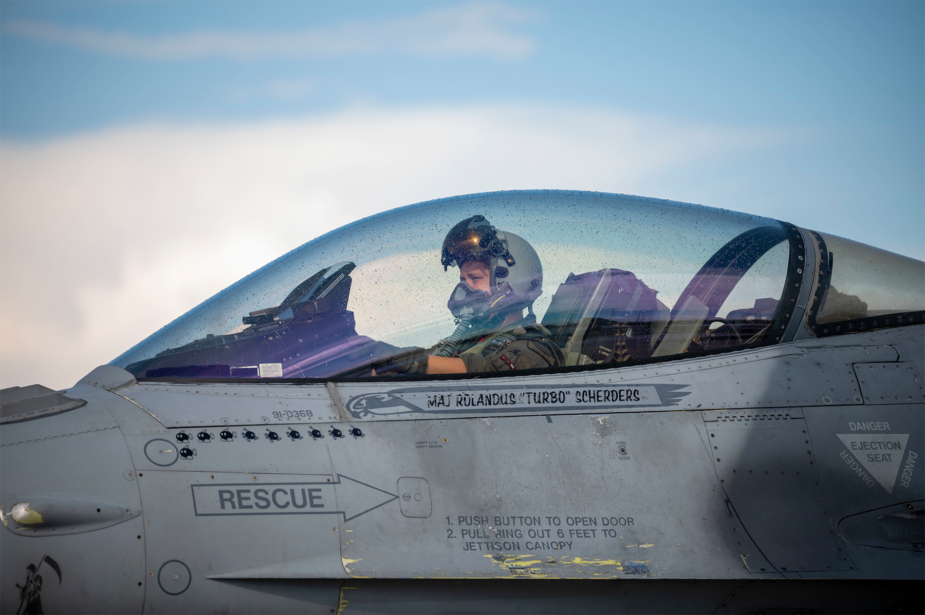 Cybermodeler Online on Twitter "F16CM Fighting Falcon pilot taxis