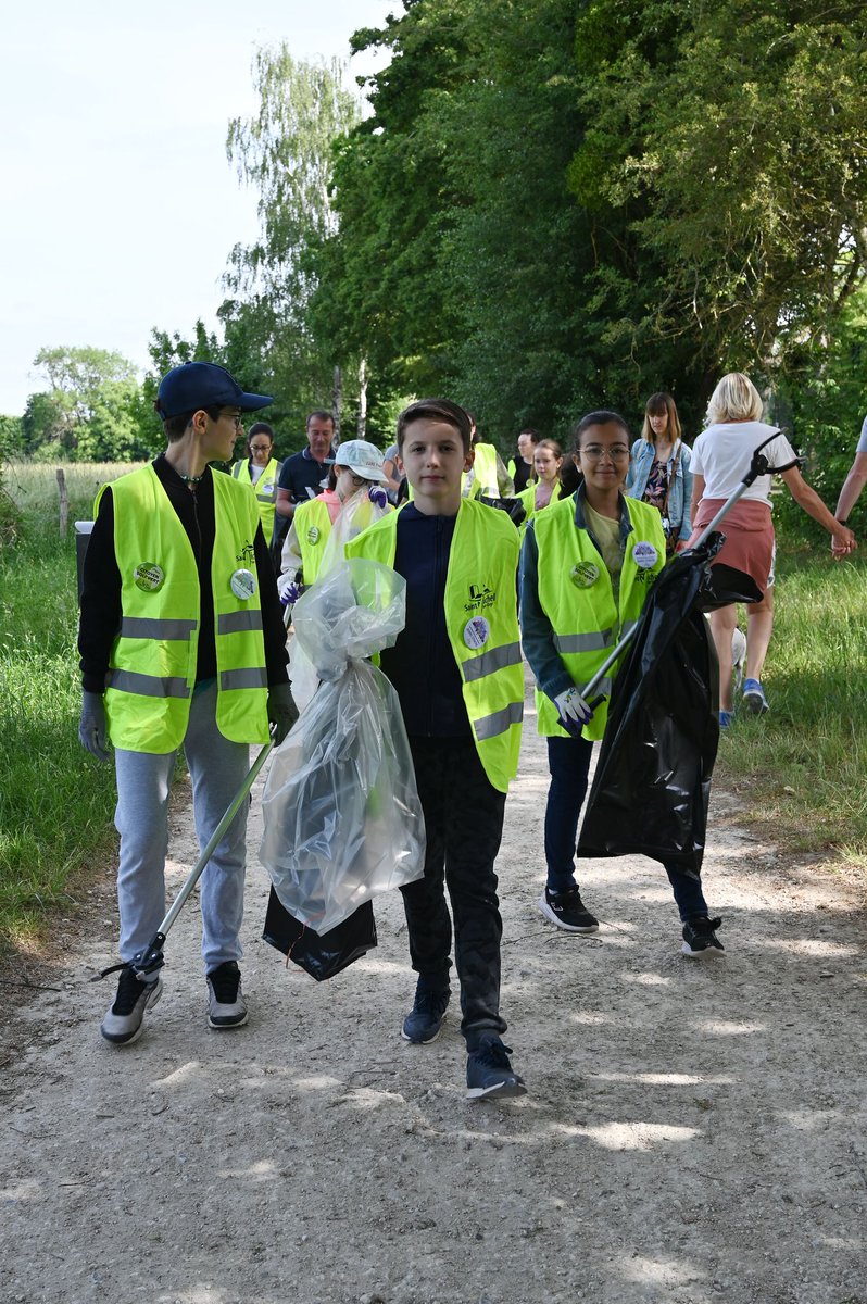 villesmso91's tweet photo. 4e journée citoyenne dans le quartier Lormoy #saintmichelsurorge avec les chantiers #bénévoles #coupdepropre et #défitmégots pendant lesquels élus, habitants et jeunes du Conseil Municipal des Enfants ont ramassé plusieurs sacs de #déchets divers #proprete #environnement #nature https://t.co/akarj0yUVd